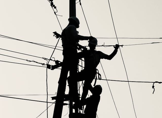 echniciens RGB Corporation inspectant un poste de transformation électrique — infrastructure réseau au Cameroun
