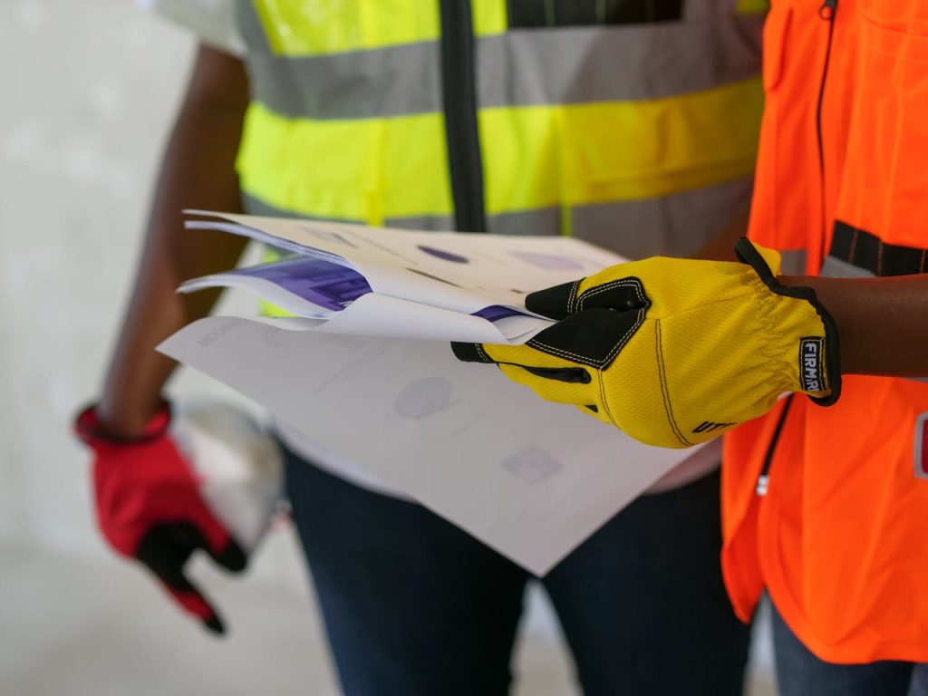 Ingénieurs RGB Corporation analysant les plans d'un projet d'infrastructure électrique au Cameroun